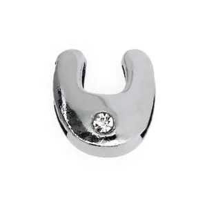 Macro di charm in metallo argentato a forma di U con un singolo strass lucido incastonato