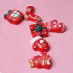 Glitzernde Weihnachts-Charms aus Harz mit Geschenkboxen, Socken und Glocken für DIY