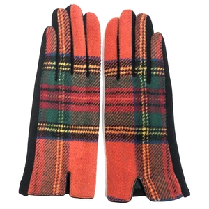 Detail von rot-grünen Karo-Wollhandschuhen mit schwarzem Stoff für warme Wintertage