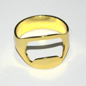 Vue de dessus d'une bague décapsuleur créative en acier inoxydable doré sur blanc