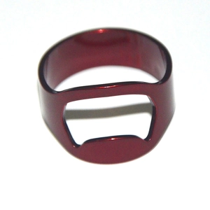 Vue détaillée d'une bague décapsuleur en métal rouge pour bouteilles de bière