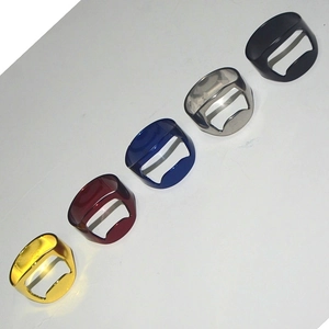 Détail des bagues décapsuleurs en finitions métalliques or, rouge, bleu, argent et noir