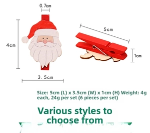 Dettaglio di mollette natalizie in legno da 5cm con design Babbo Natale e misure