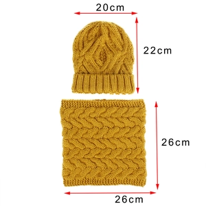 Women's yellow knit hat and scarf set with dimensions 20x22cm and 26x26cm