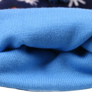 Berretto natalizio blu con renne e luci LED, dettaglio della texture interna in maglia