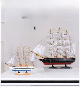Vue détaillée de maquettes de voiliers Cutty Sark en bois avec voiles en tissu et cordages