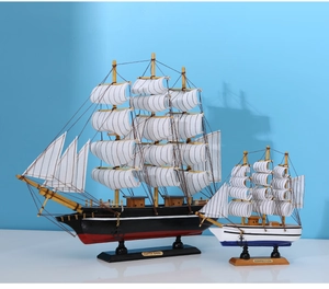 Vue détaillée des maquettes de voiliers en bois Cutty Sark et Confection sur fond bleu