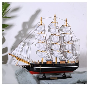 Vue détaillée du voilier en bois Cutty Sark avec coque noire et rouge et mâture