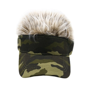 Dettaglio del cappello con visiera mimetica e parrucca di capelli biondi sintetici