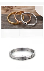 Detail van Love gegraveerde armbanden in goud, roségoud en zilver roestvrij staal