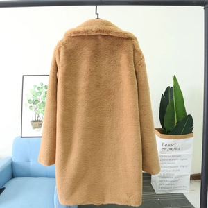 Vue arrière d'un manteau en fausse fourrure marron avec texture douce et coupe ample