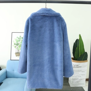 Vue arrière d'un manteau bleu en fausse fourrure de lapin montrant sa texture douce et épaisse