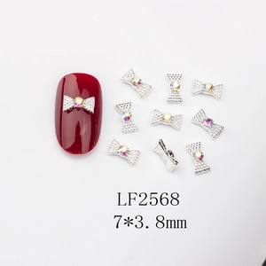 Détail de bijoux d'ongles nœuds argentés 7x3,8mm avec strass colorés et mesures précises