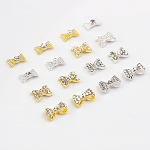 Bijoux d'ongles 3D en forme de nœuds avec cristaux et perles dorés et argentés