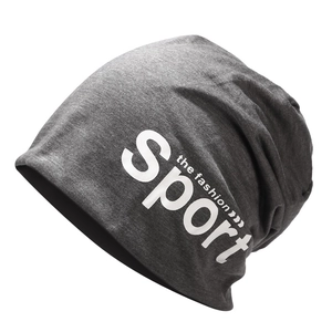 Bonnet en tricot gris avec imprimé Sport blanc pour un style urbain décontracté