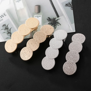 Lot de quatre barrettes géométriques rondes en alliage d'or et d'argent à texture mate