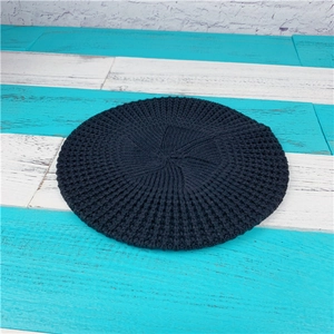 Klassische schwarze Strickbaske für Damen mit warmer Wolltextur und minimalistischem Design