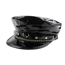 Dettaglio del cappello militare in vernice nera lucida con catena d'argento e rivetti
