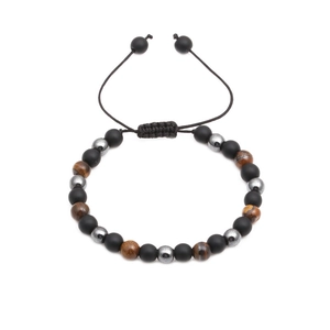 Détail macro du bracelet tressé ajustable avec perles d'œil de tigre brunes et noires