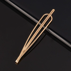Pince à cheveux dorée minimaliste avec un design géométrique élégant en métal