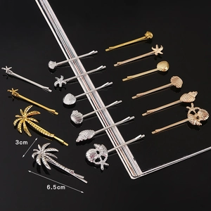 Detailed size view of sea star and shell hair clips with 3cm and 6.5cm dimensions
