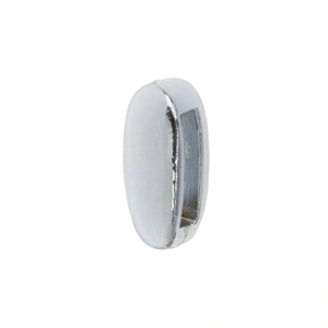 Vista macro della perla alfabetica argentata da 8mm con foro rettangolare per gioielli DIY