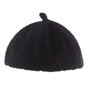 Béret femme en laine d'agneau noire avec doublure thermique et design minimaliste