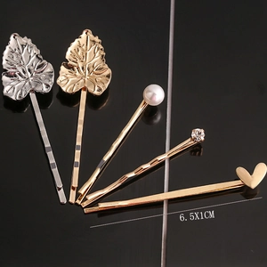 Detail of 5-piece minimalist pearl and metal hair clips set with size 6.5x1cm dimensions