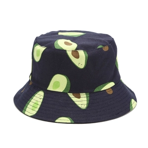 Gros plan sur l'imprimé avocat du chapeau bob en toile bleu marine de haute qualité