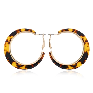 Fashionable tortoise shell acetate C-shaped hoop earrings with gold metal accents