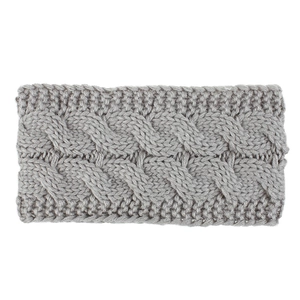 Makroaufnahme des grauen Strickstirnbands mit grobem Zopfmuster für den Winter