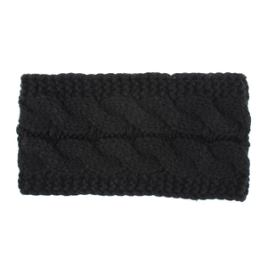 Detailaufnahme des schwarzen Strickstirnbandes mit Zopfmuster und warmem Fleece-Futter