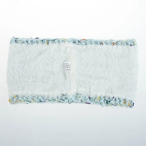 Detailansicht des flauschigen weißen Teddyfutters und der Strickstruktur des Winter Stirnbands
