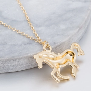 Collier avec pendentif cheval au galop doré, finition polie et chaîne délicate