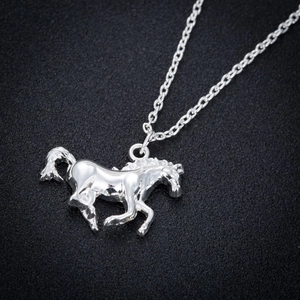 Collier avec pendentif cheval au galop en argent poli avec chaîne en O sur fond sombre