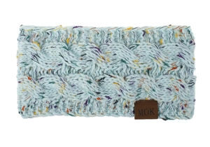 Vue détaillée d'un bandeau en maille torsadée bleu clair avec fil moucheté
