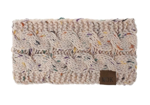 Détail d'un bandeau en maille torsadée beige avec des taches colorées et une étiquette logo