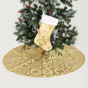 Details von goldener Weihnachtsbaumdecke und passendem Socken mit metallischen Schneeflocken
