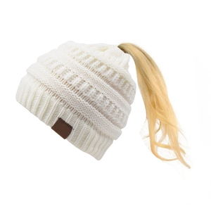 Berretto in maglia beige da donna con apertura per coda di cavallo e toppa in pelle marrone