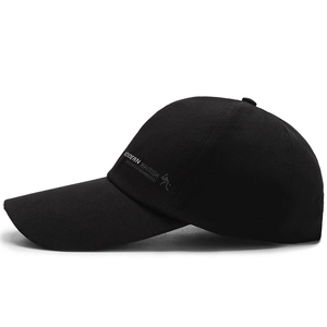 Berretto da baseball nero a tesa lunga con stampa Modern British e silhouette sportiva