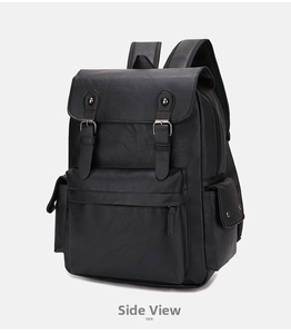 Vue latérale du sac à dos en similicuir noir montrant les poches et le design à boucles