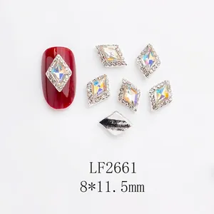 Détail de bijoux d'ongles en losange avec strass AB et présentation de manucure rouge