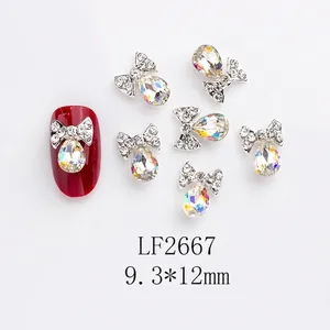 Détail de bijou d'ongle en nœud avec taille 9,3*12mm et strass goutte d'eau irisé