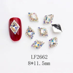 Vue macro du bijou d'ongle diamant 8x11,5 mm avec strass étincelants sur un ongle rouge