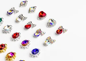 Détails de bijoux à ongles en alliage avec cœurs, nœuds et montures en cristal métal