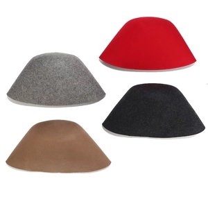 Cappelli a secchiello in lana vintage in quattro colori, tra cui rosso, grigio e cammello