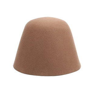 Dettaglio della trama del cappello alla pescatora in feltro di lana marrone vintage