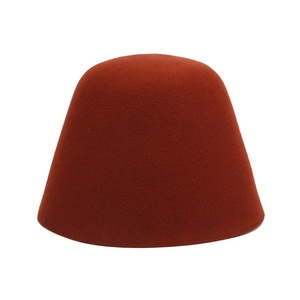 Texture dettagliata del cappello cloche in feltro di lana ruggine dal design vintage