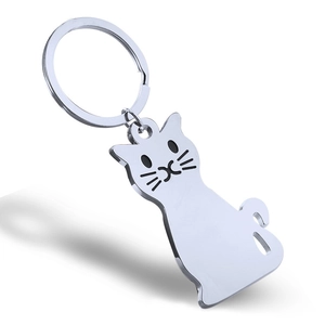 Detailed close-up of a cat-shaped zinc alloy keychain with a polished silver finish