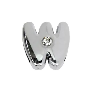 Dettaglio del charm a scorrimento lettera W in argento lucido con strass scintillante